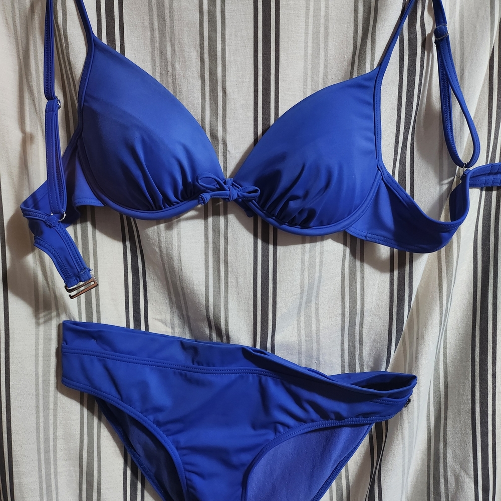 La Vie En Rose Aqua Bikini, Top Size MED & Bottoms Size LRG